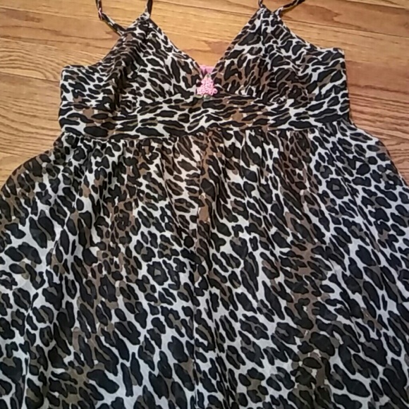 Beautiful gown - Picture 2 of 3